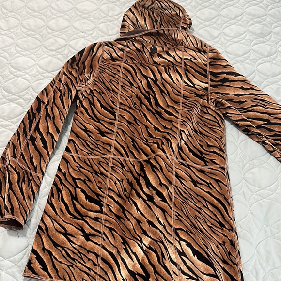 Reversible tiger print/brown coat - Picture 5 of 11